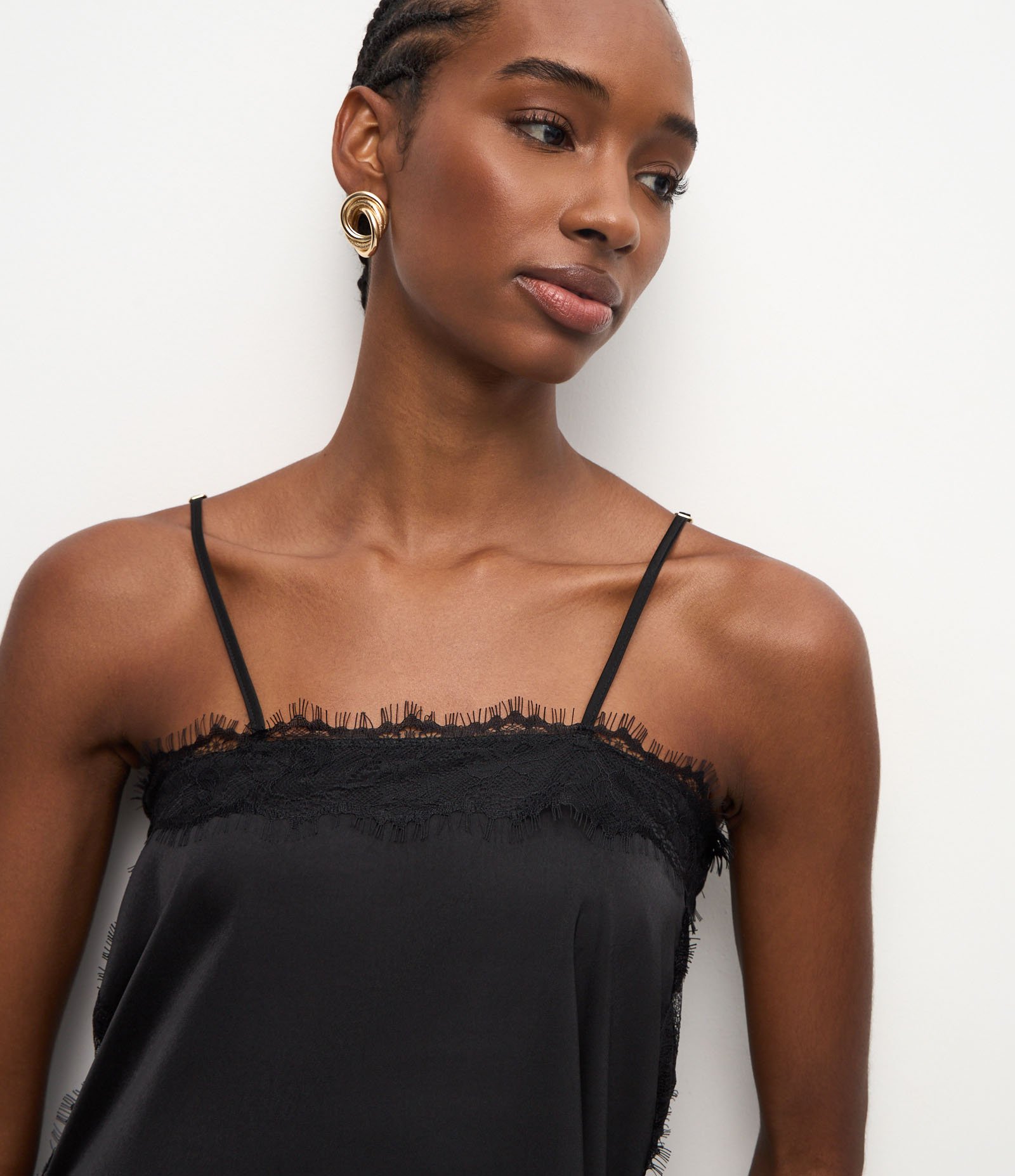 Blusa Acetinada com Decote Quadrado e Renda Aplicada Preto 3