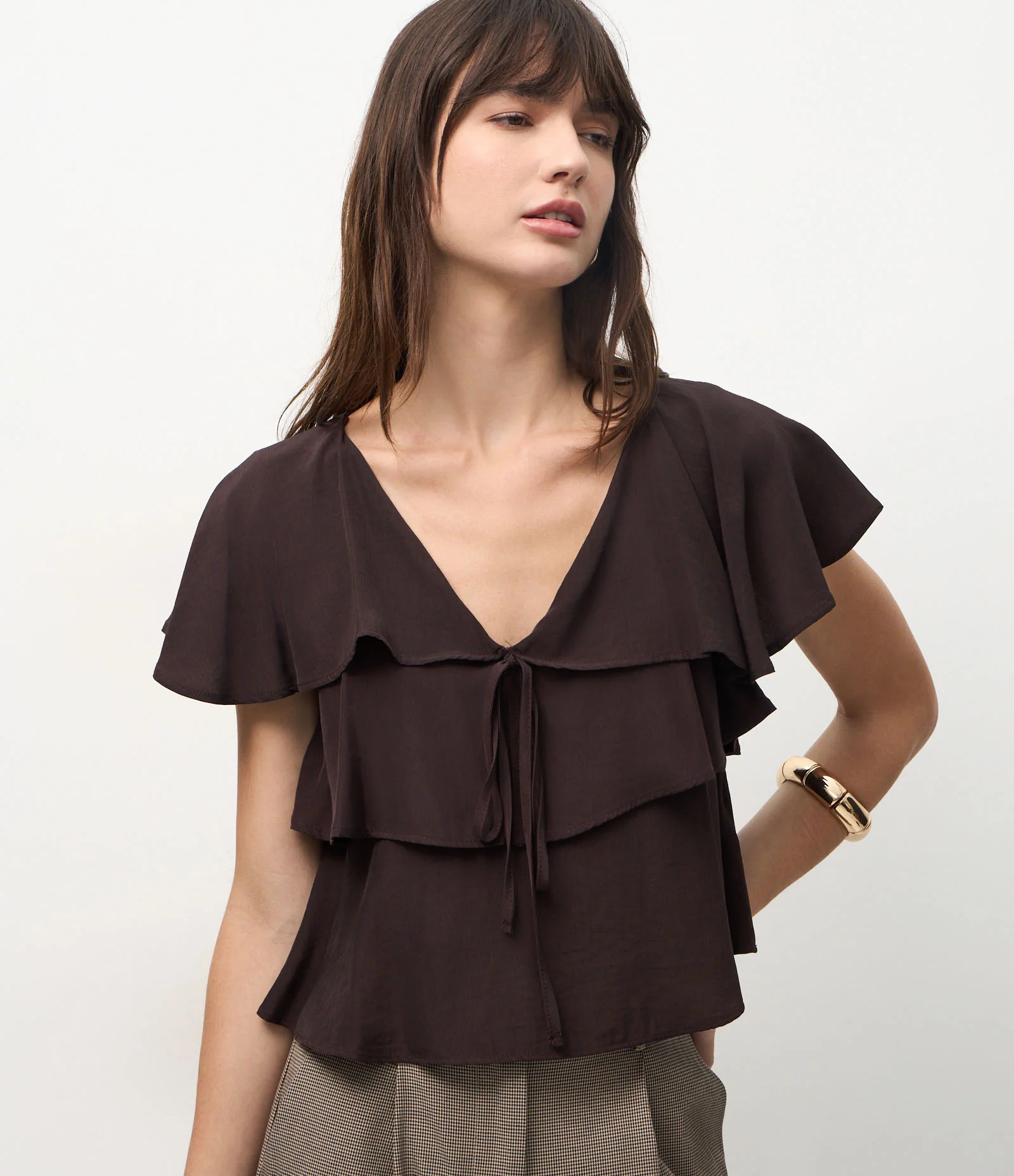 Blusa em Viscose com Babados e Amarração Frontal Marrom 1