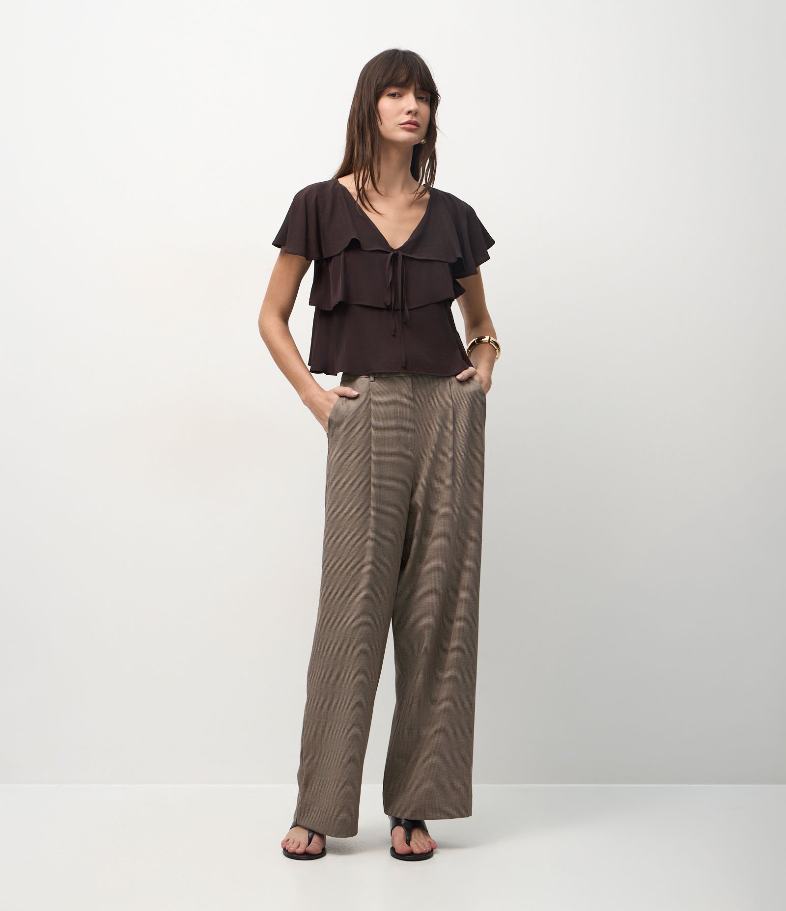 Blusa em Viscose com Babados e Amarração Frontal Marrom 2