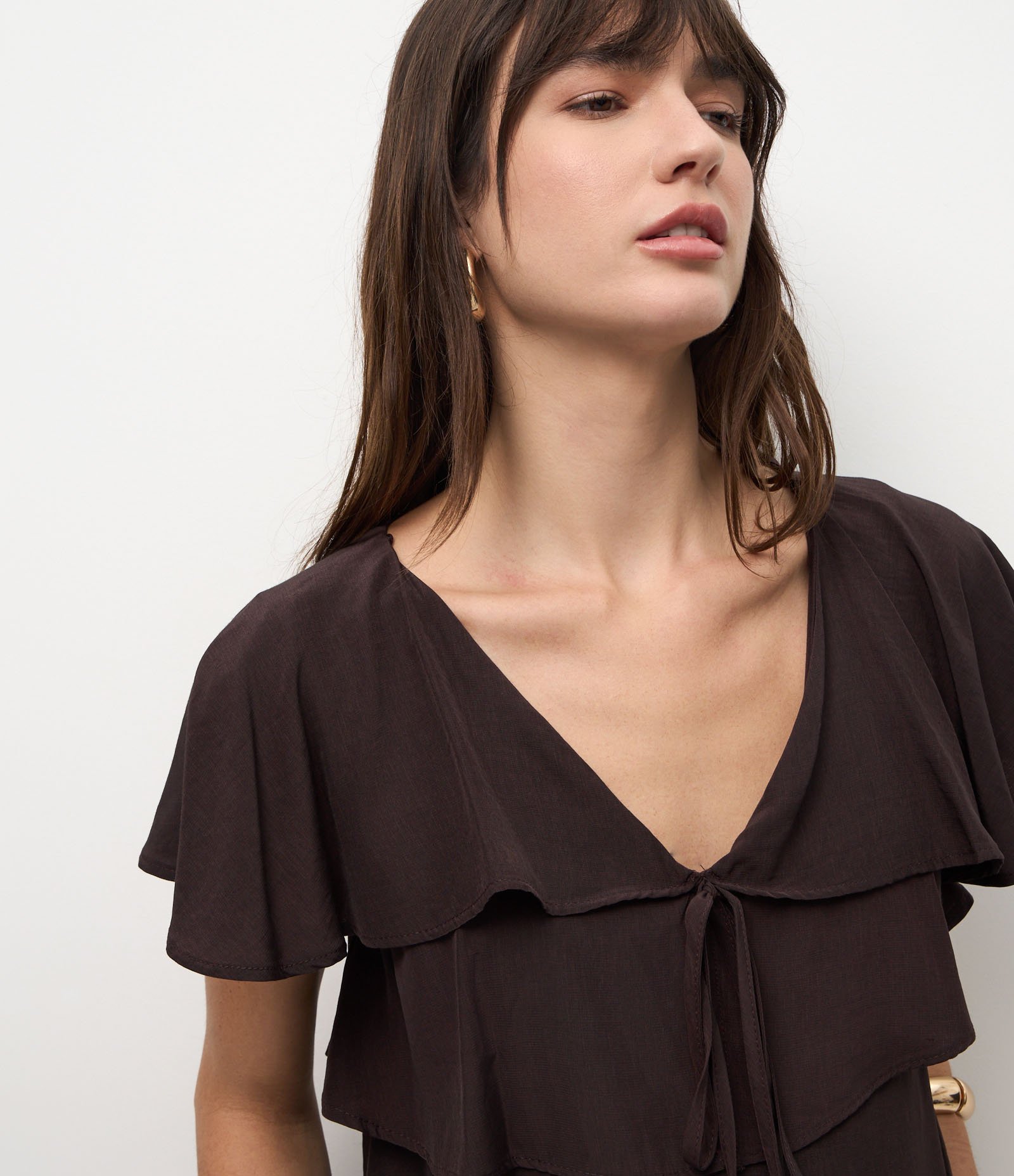 Blusa em Viscose com Babados e Amarração Frontal Marrom 3