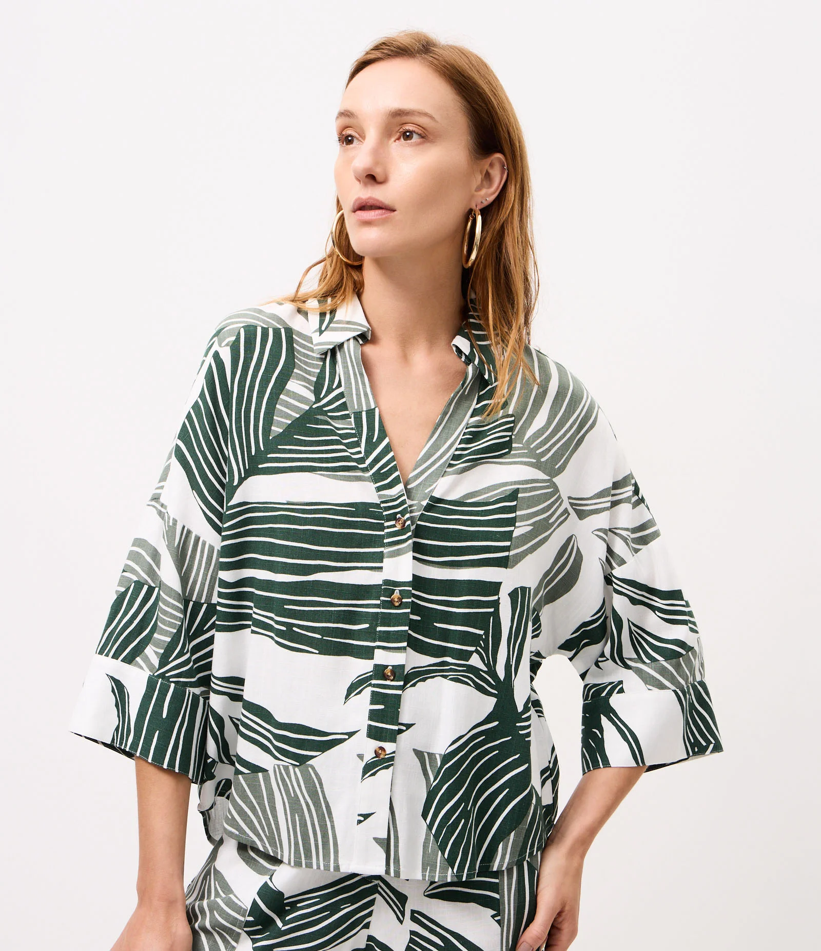 Camisa em Viscolinho com Estampa de Folhagem Branco/Verde 1