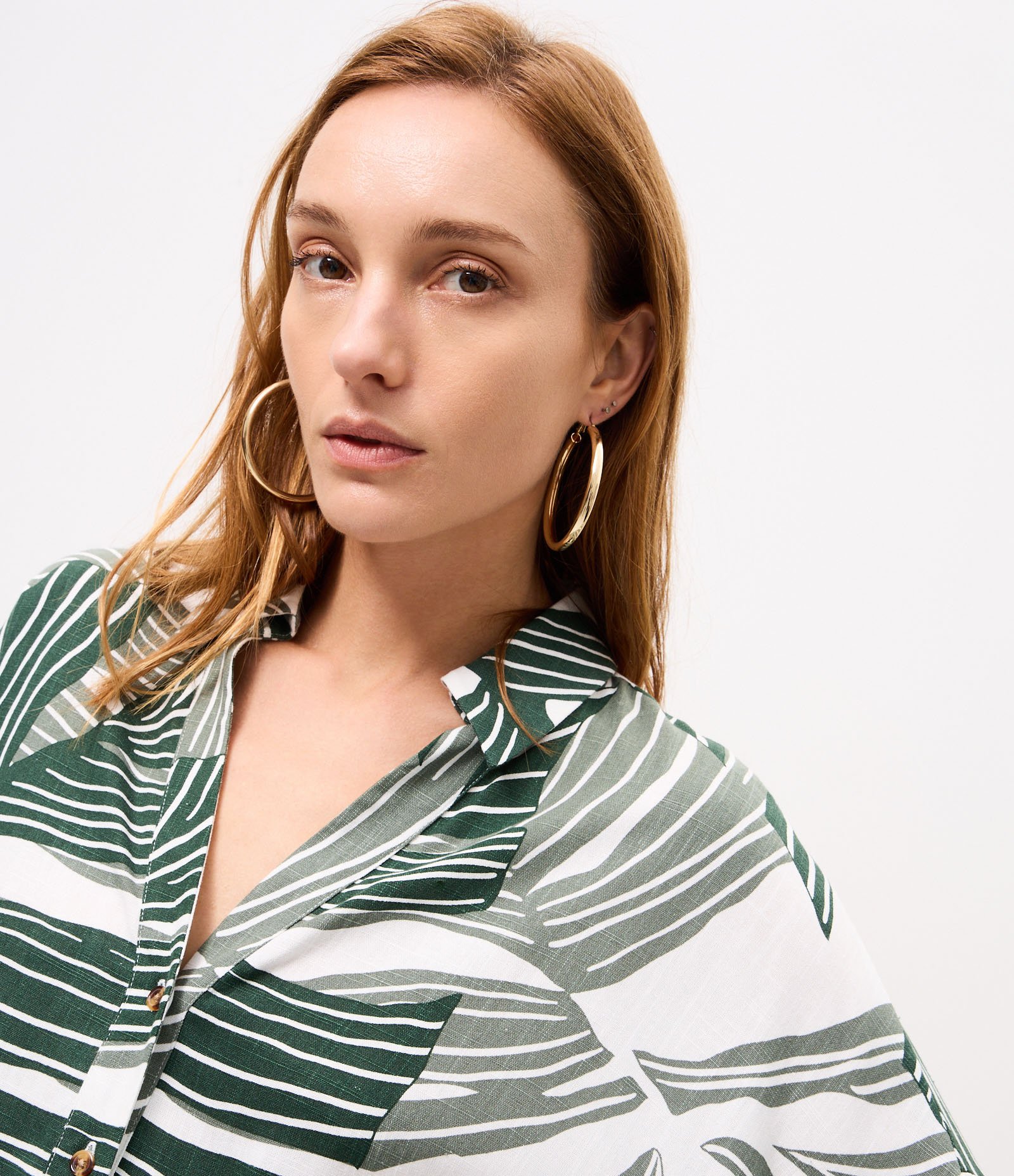 Camisa em Viscolinho com Estampa de Folhagem Branco/Verde 3