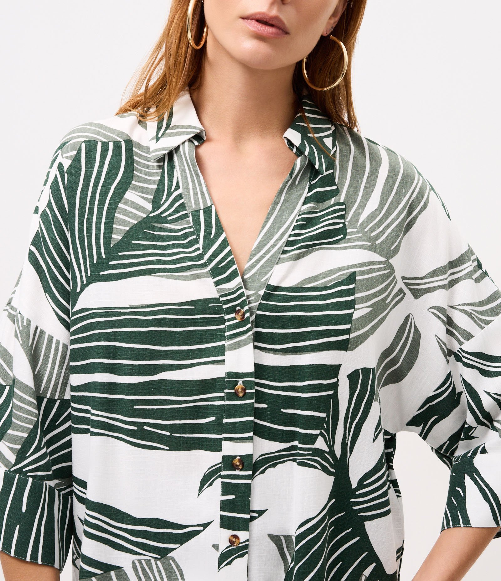 Camisa em Viscolinho com Estampa de Folhagem Branco/Verde 4
