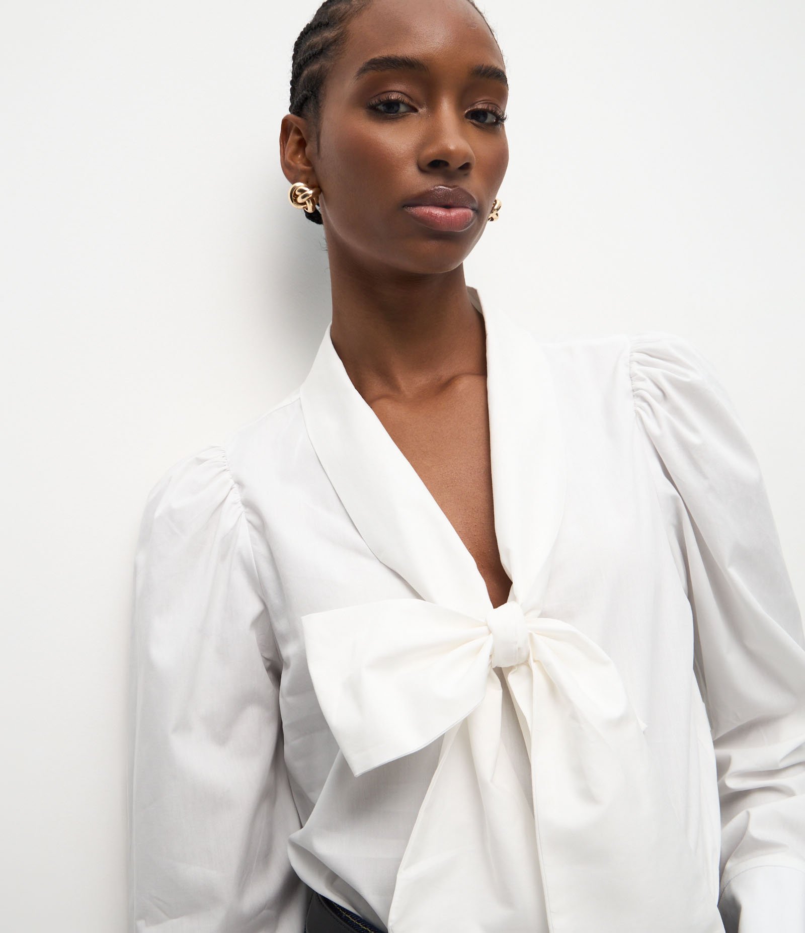 Blusa em Algodão com Manga Bufante e Gola Laço Branco 3