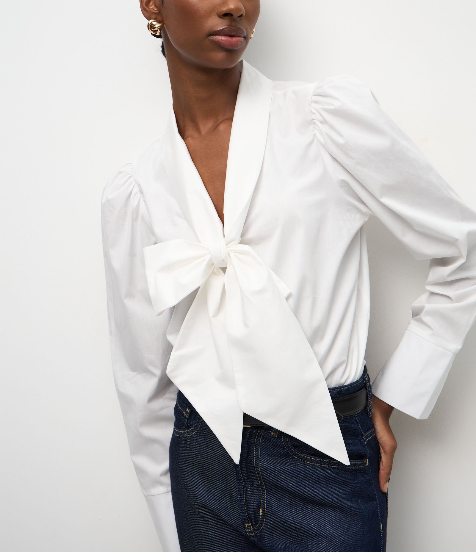 Blusa em Algodão com Manga Bufante e Gola Laço Branco 4