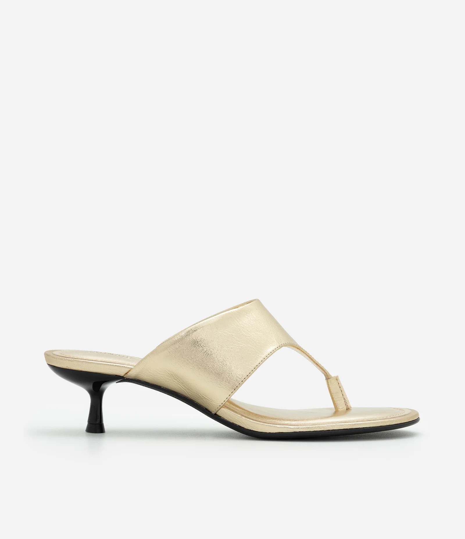 Sandália em PU Texturizado com Salto Kitten Heel Dourado 1