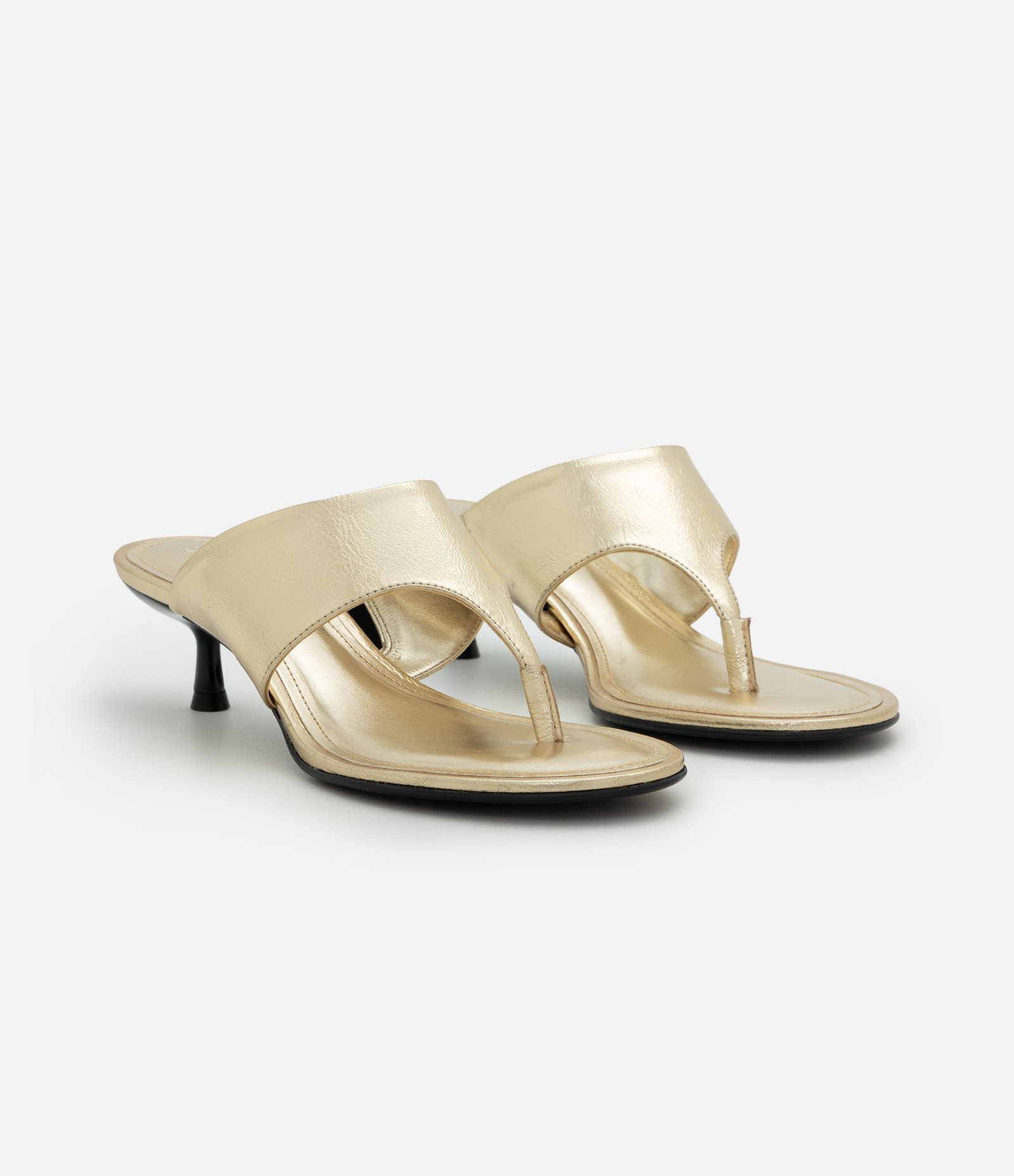 Sandália em PU Texturizado com Salto Kitten Heel Dourado 2