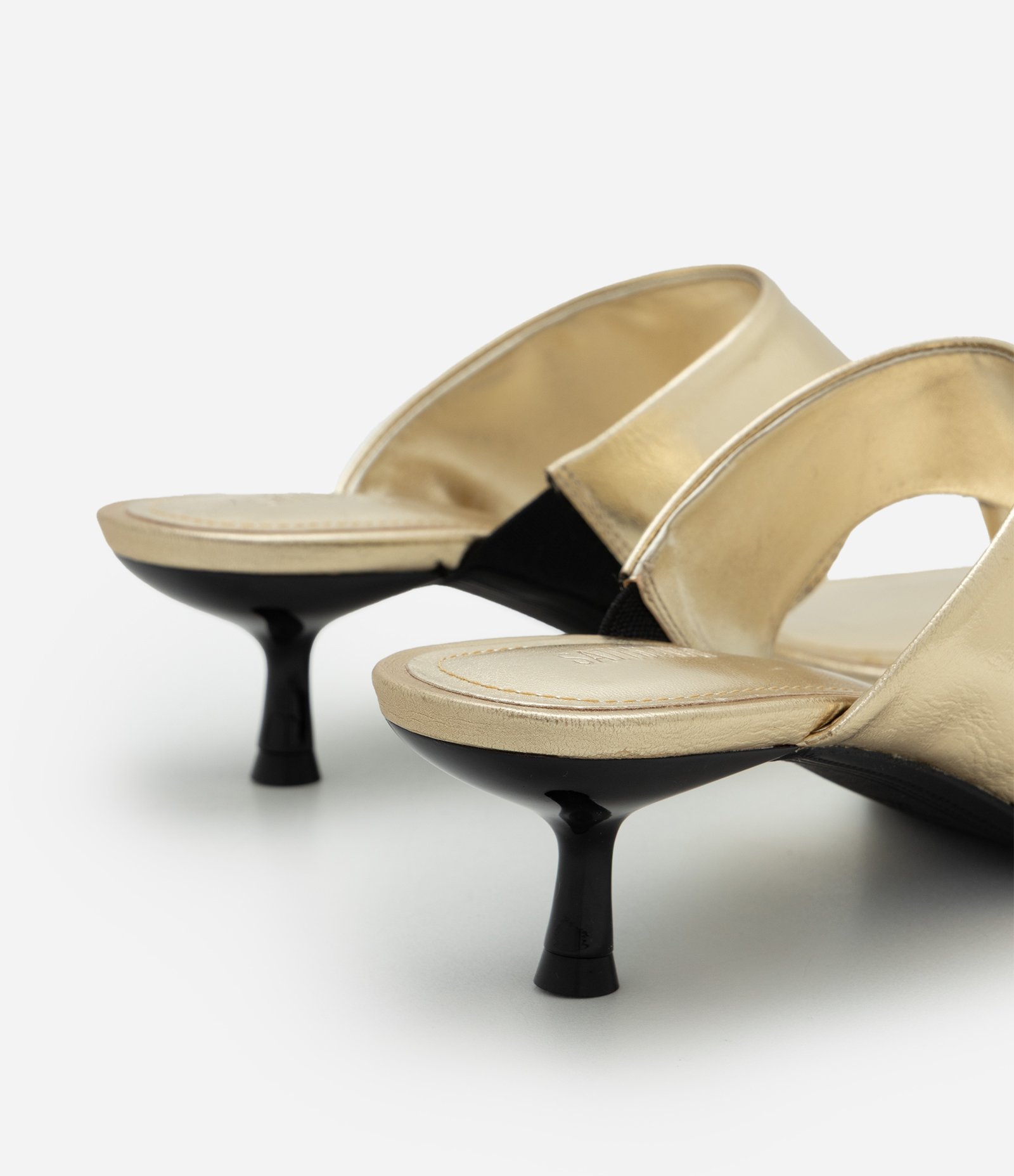 Sandália em PU Texturizado com Salto Kitten Heel Dourado 3