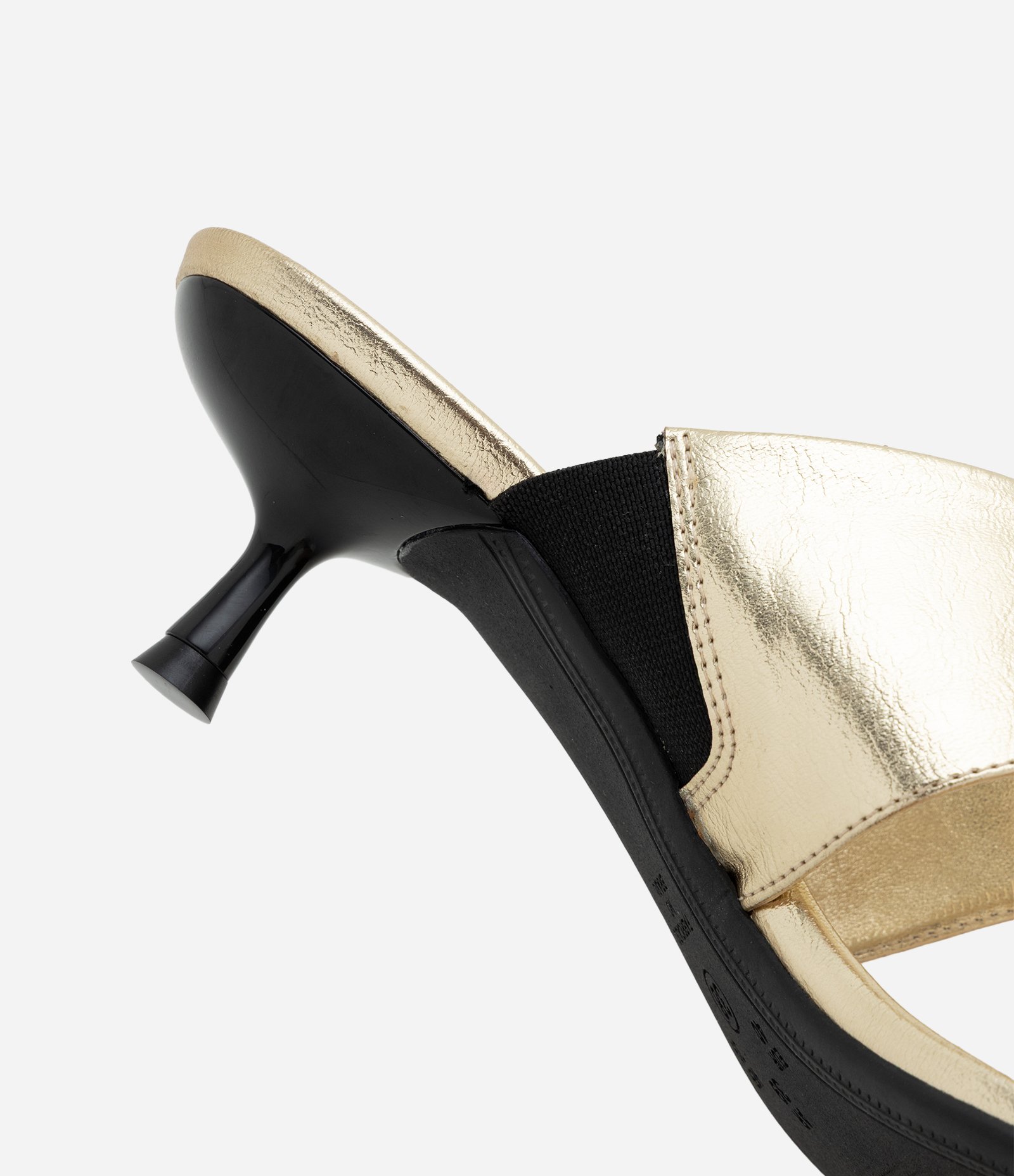 Sandália em PU Texturizado com Salto Kitten Heel Dourado 4
