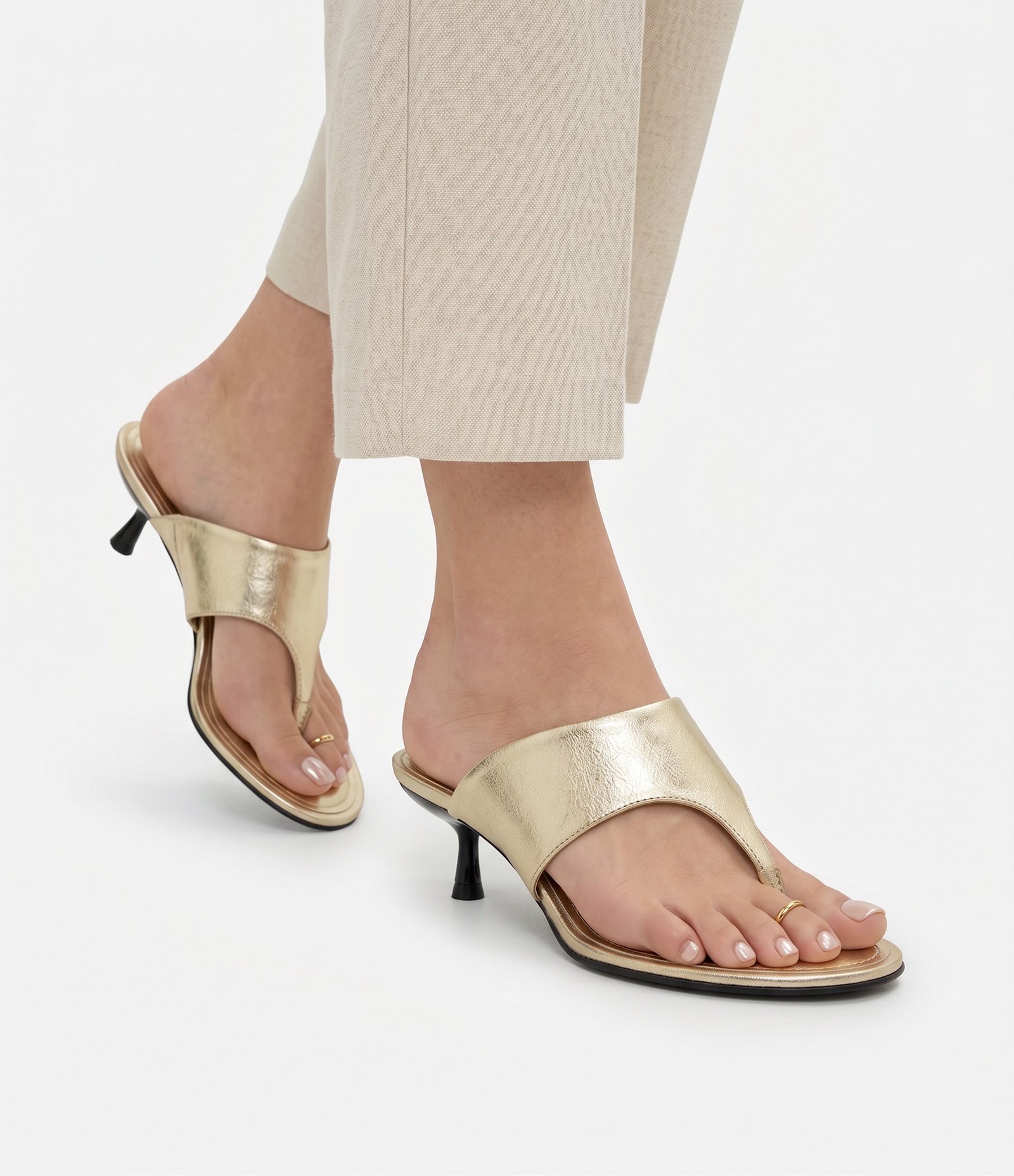 Sandália em PU Texturizado com Salto Kitten Heel Dourado 2