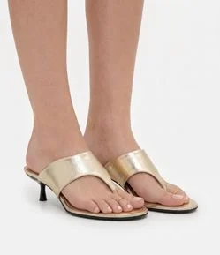 Sandália em PU Texturizado com Salto Kitten Heel