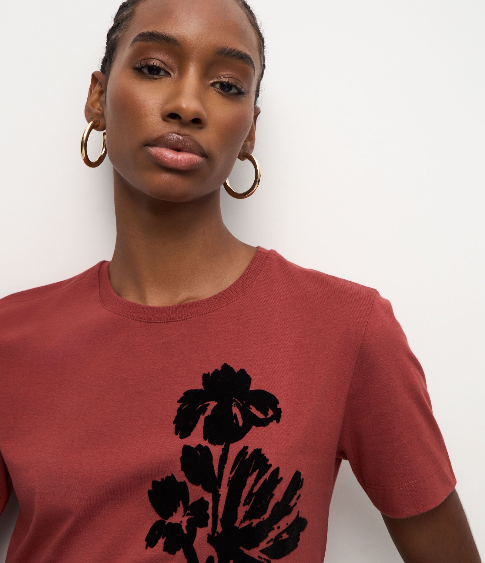 Camiseta em Algodão com Estampa de Flor Aveludada Marrom 3