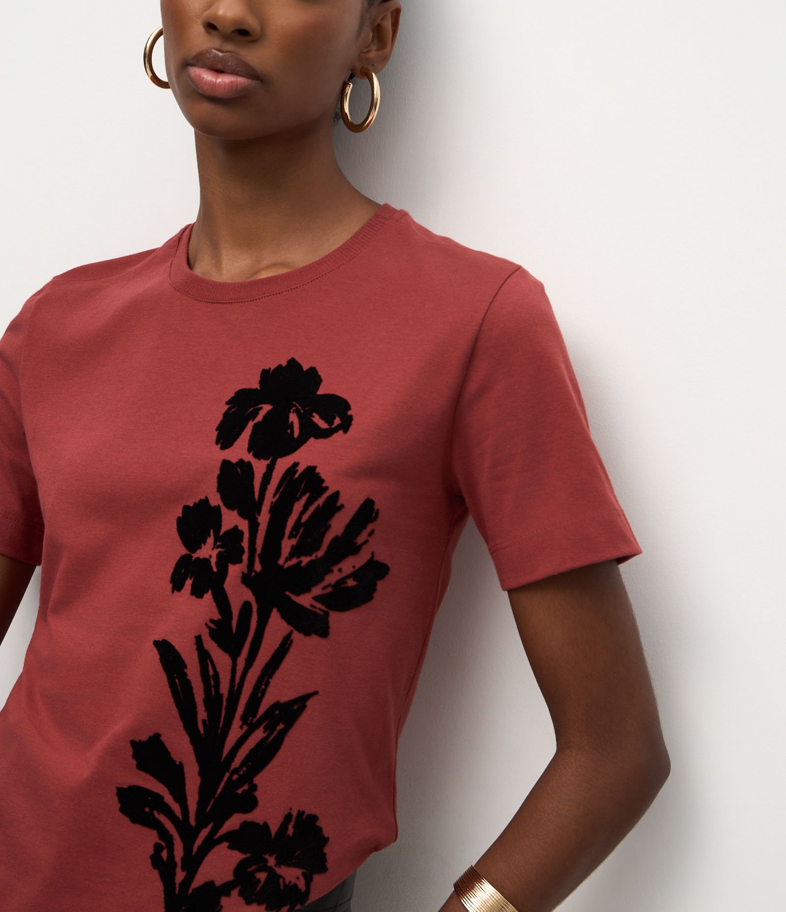 Camiseta em Algodão com Estampa de Flor Aveludada Marrom 4