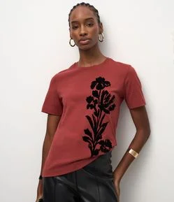 Camiseta em Algodão com Estampa de Flor Aveludada