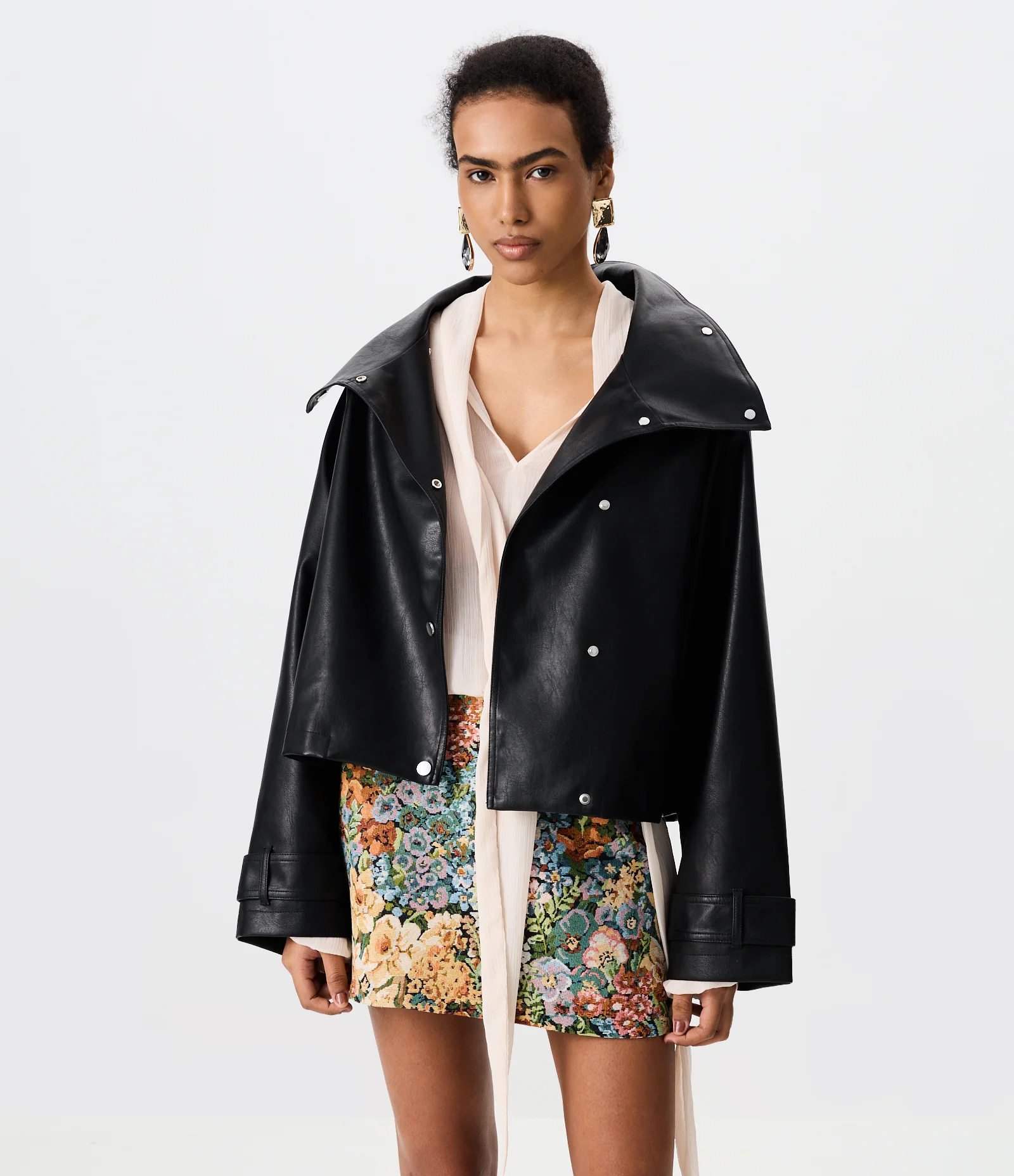 Jaqueta Oversized em PU com Martingale no Ombro Preto 1