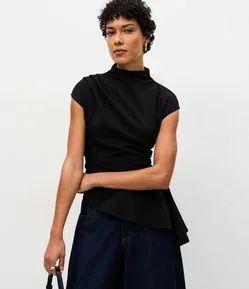 Blusa com Gola Alta e Barra Peplum Assimétrica