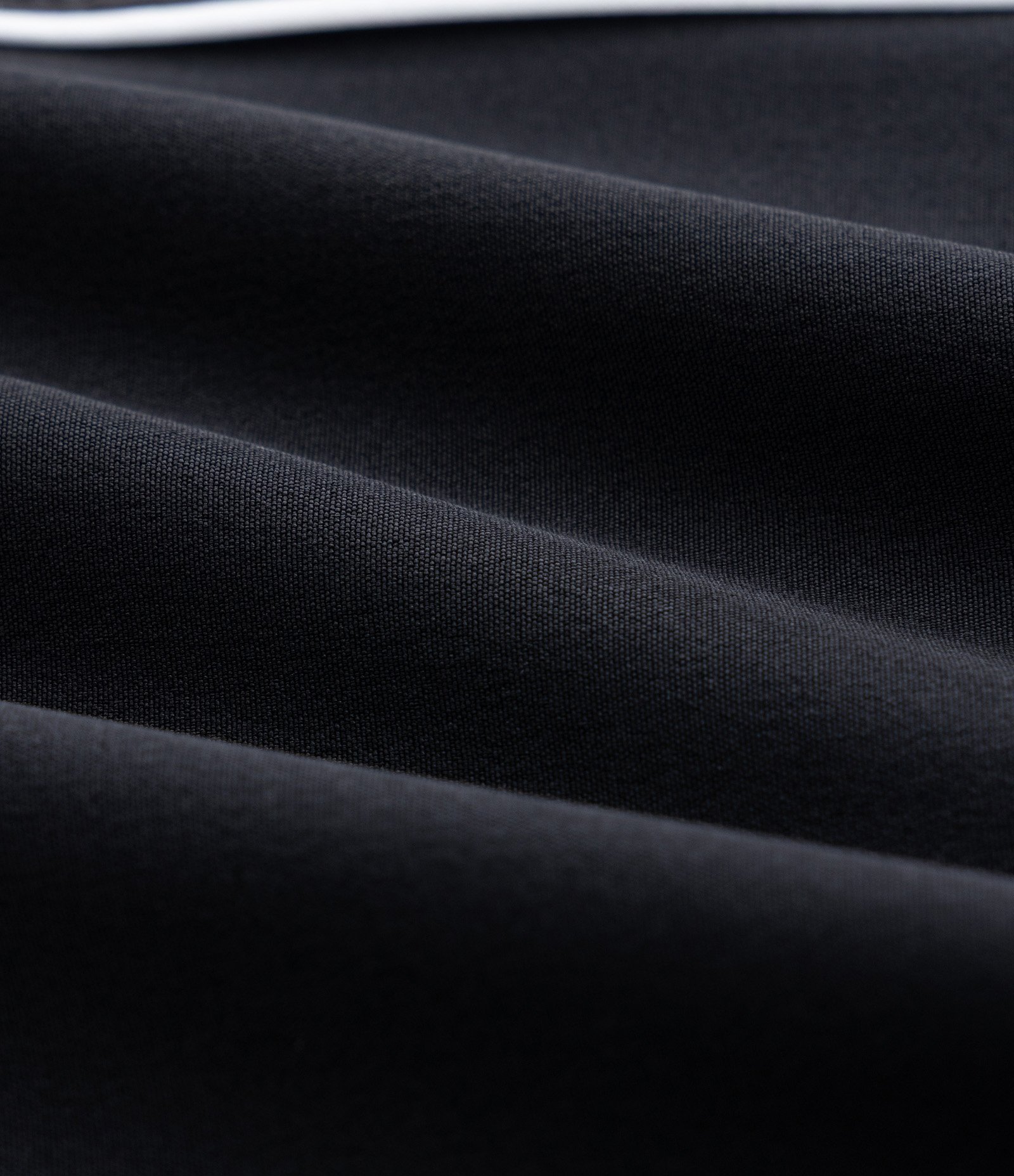 Bermuda em Microfibra Leve com Recorte Estampado Preto 6