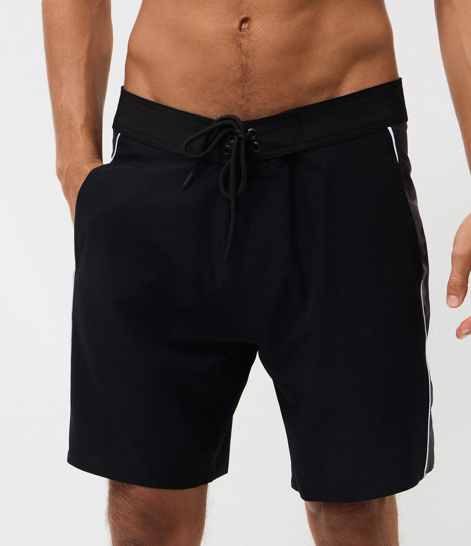 Bermuda em Microfibra Leve com Recorte Estampado Preto 2