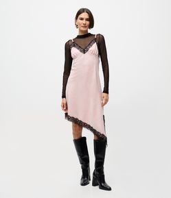 Vestido Slip com Barra Assimétrica e Detalhes em Renda