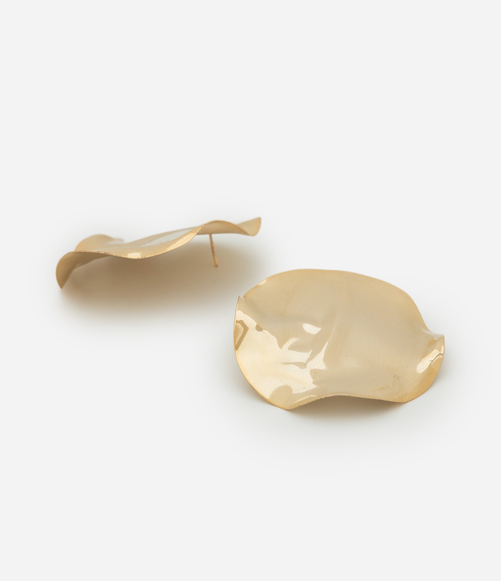 Brinco Martelado Médio com Ondulações Dourado 2