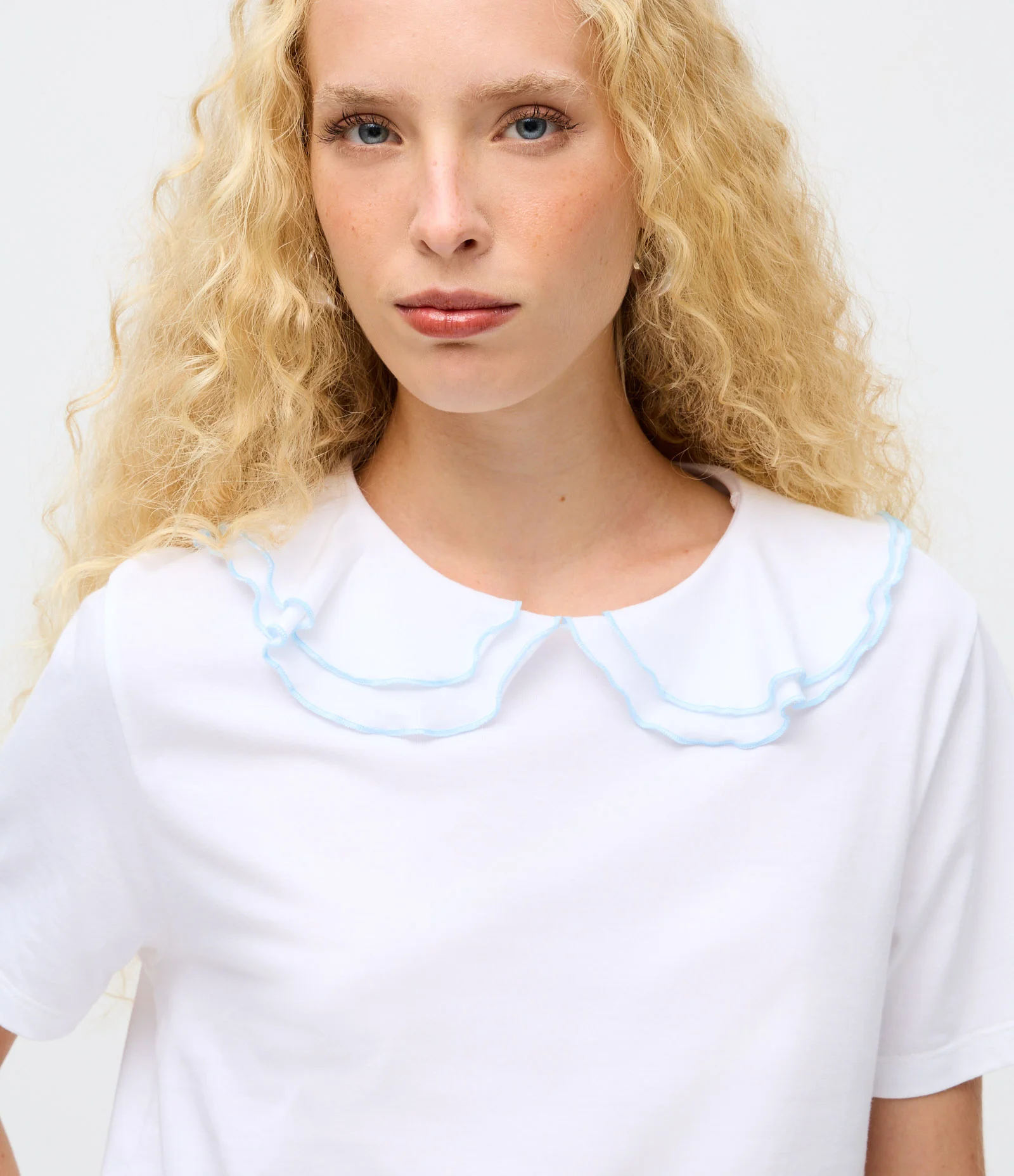 Camiseta Decote Canoa e Babados com Pesponto Contrastante Branco 1