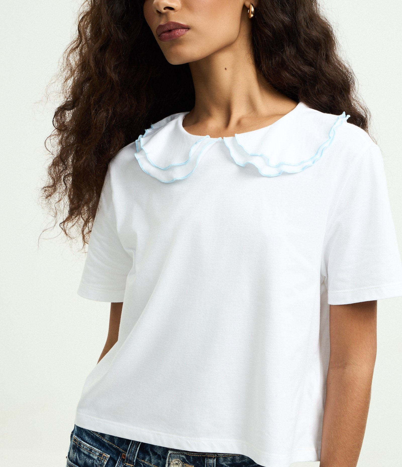 Camiseta Decote Canoa e Babados com Pesponto Contrastante Branco 4