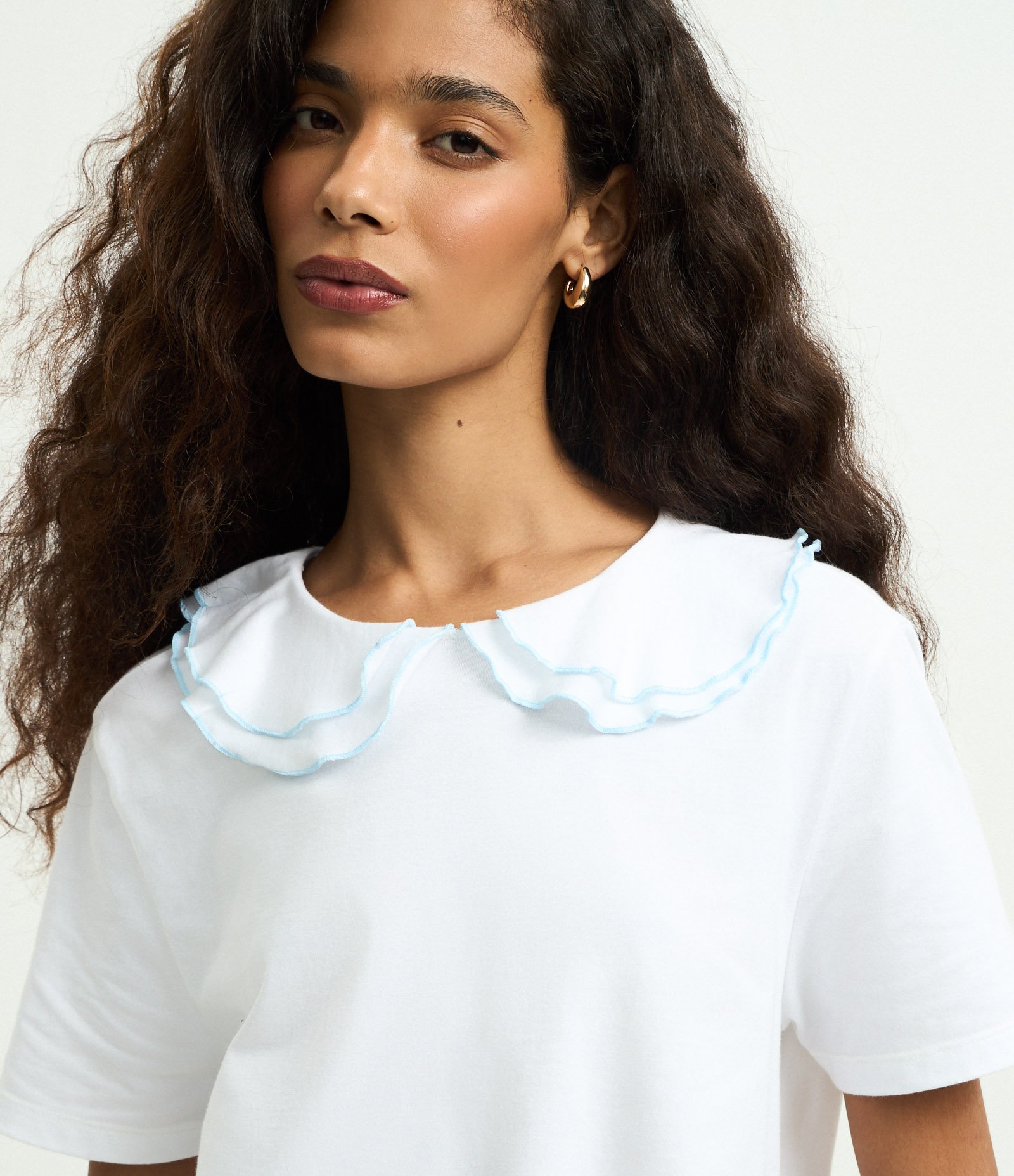 Camiseta Decote Canoa e Babados com Pesponto Contrastante Branco 5