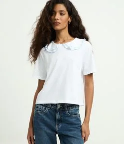 Camiseta Decote Canoa e Babados com Pesponto Contrastante