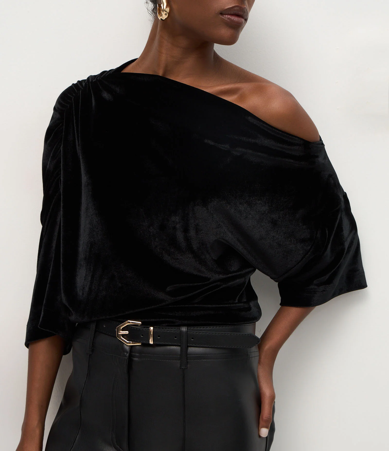 Blusa Assimétrica em Veludo com Franzidos Preto 4