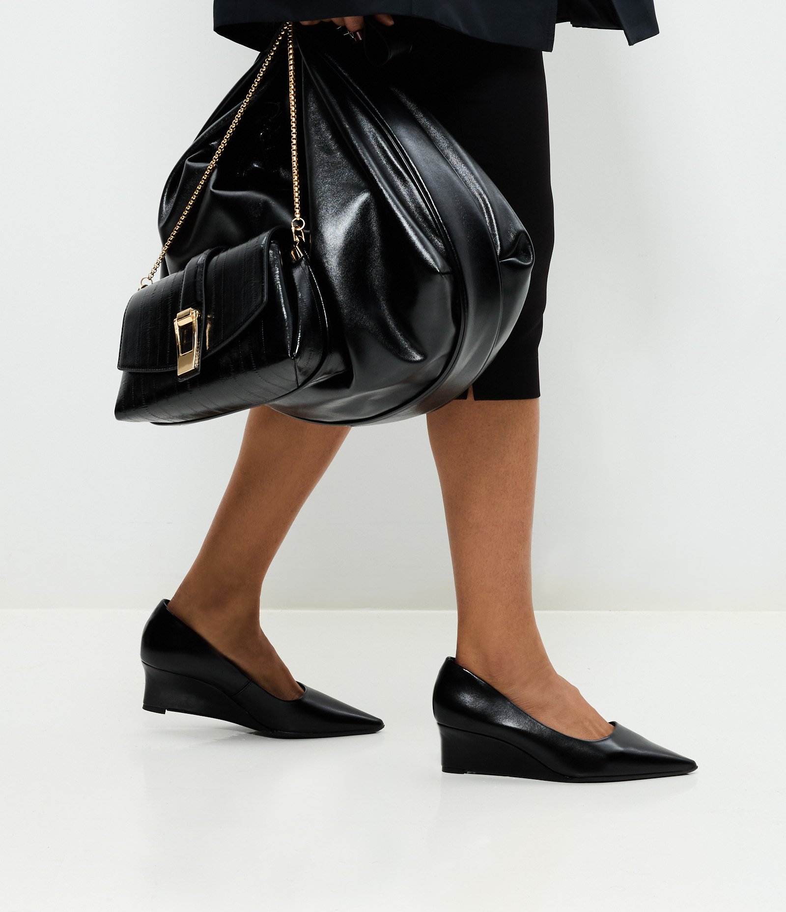 Sapato Scarpin Anabela em PU com Bico Fino e Salto Médio Preto 1