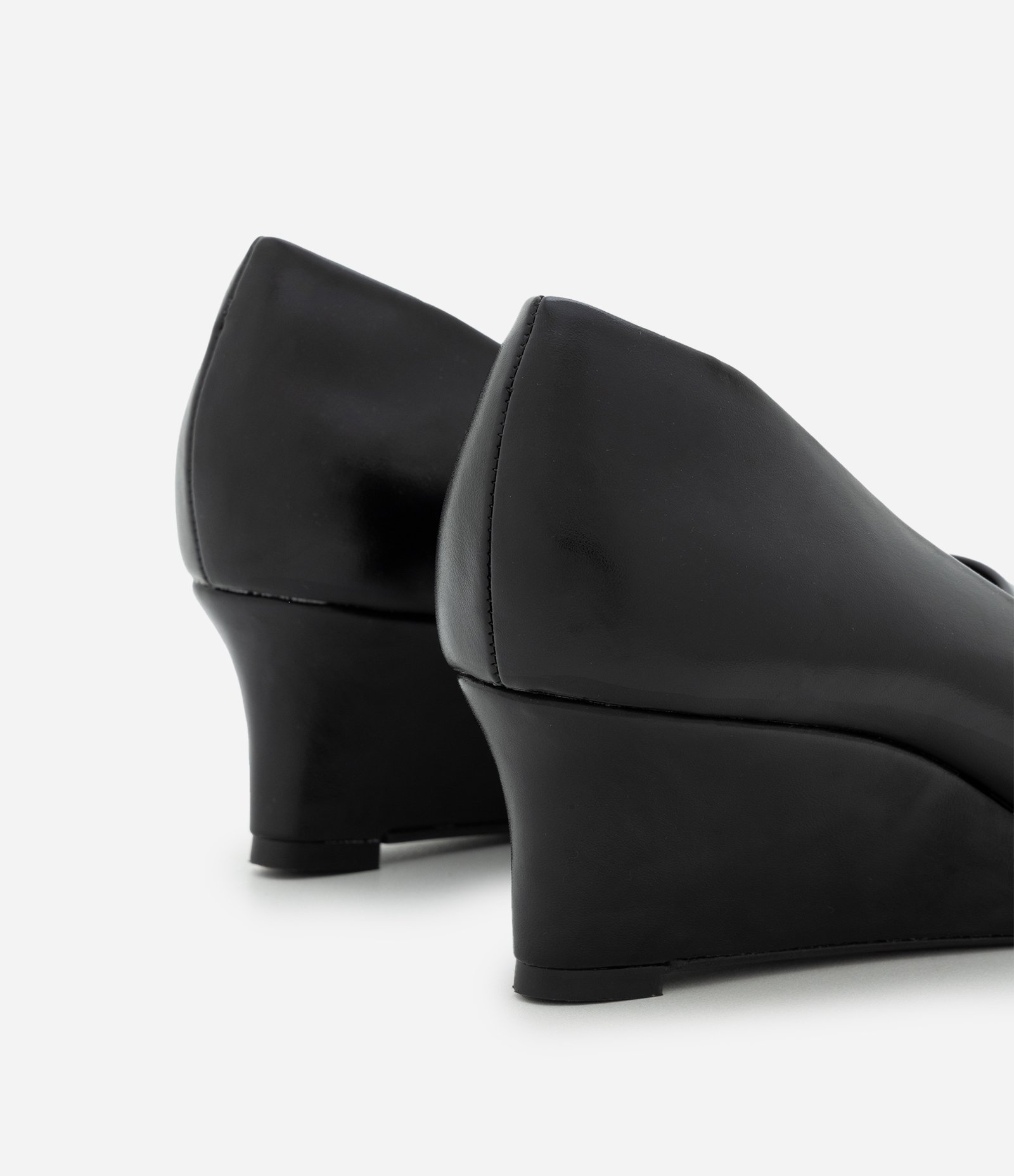 Sapato Scarpin Anabela em PU com Bico Fino e Salto Médio Preto 5