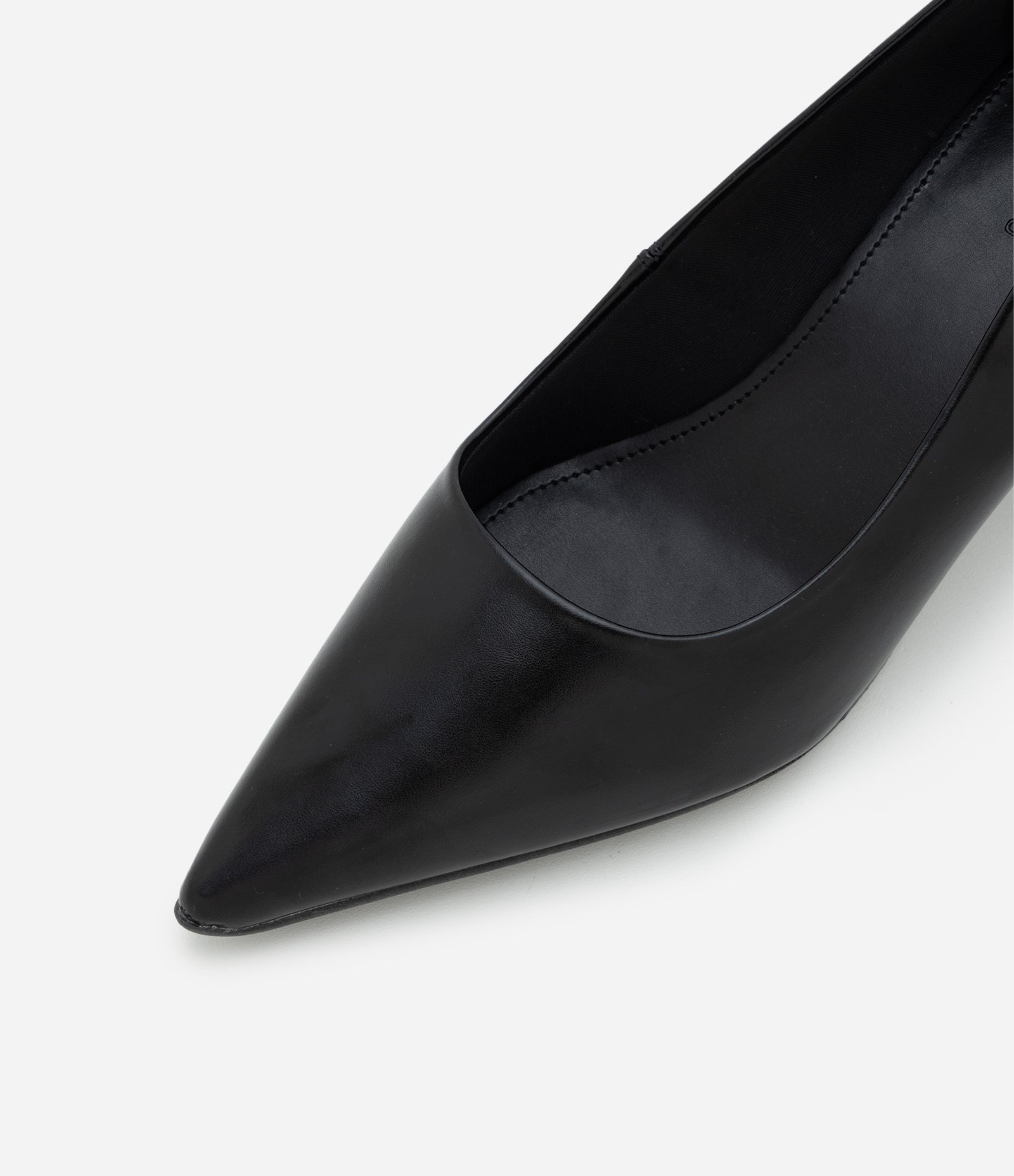 Sapato Scarpin Anabela em PU com Bico Fino e Salto Médio Preto 6