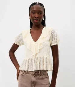Blusa Manga Curta em Renda Texturizada com Babados no Decote