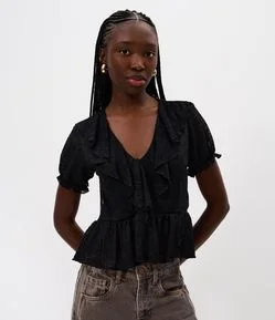 Blusa Manga Curta em Renda Texturizada com Babados no Decote