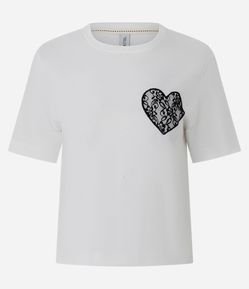 Camiseta em Algodão com Coração Bordado em Renda