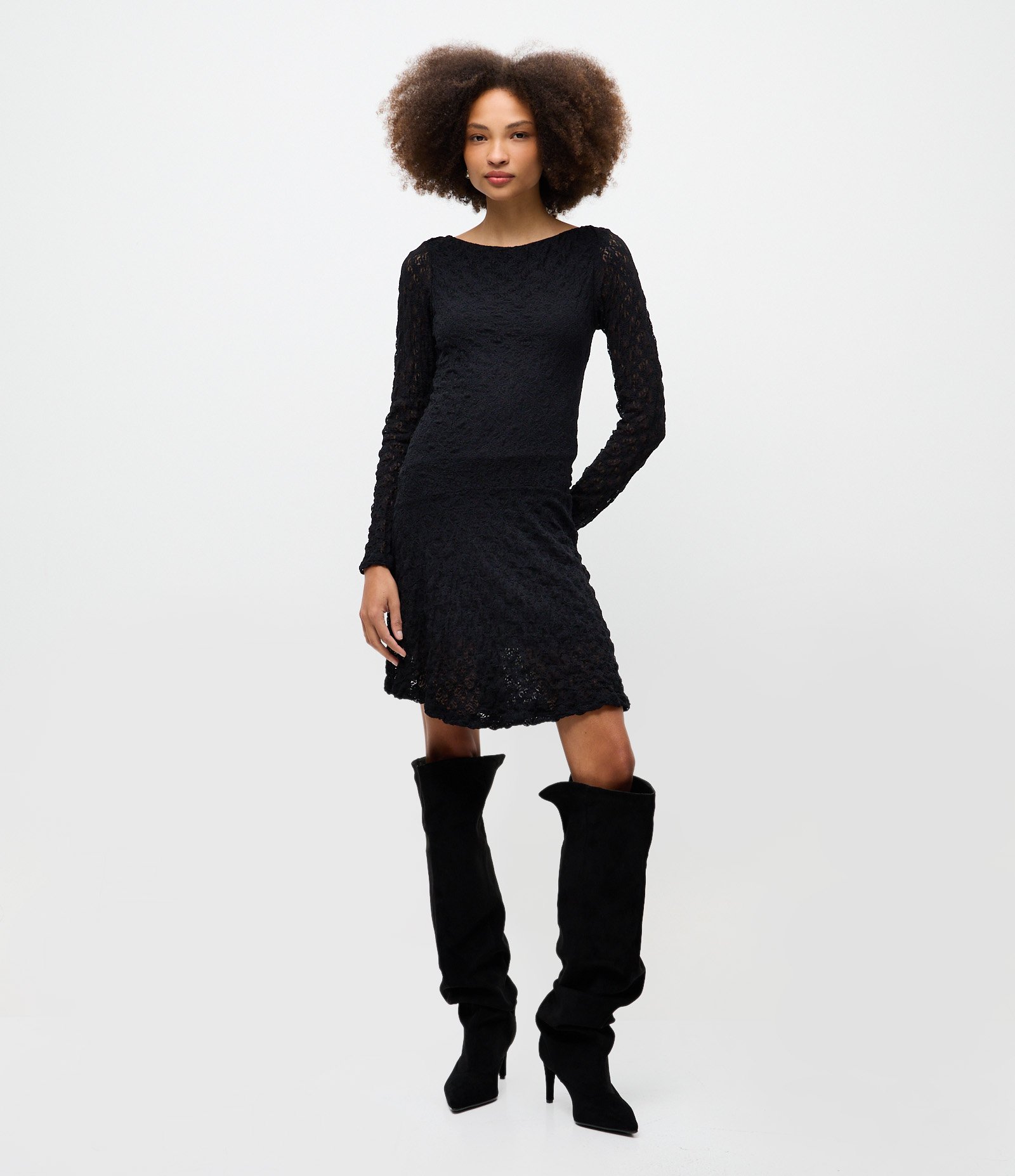 Vestido Curto Evasê em Renda com Manga Longa Preto 1