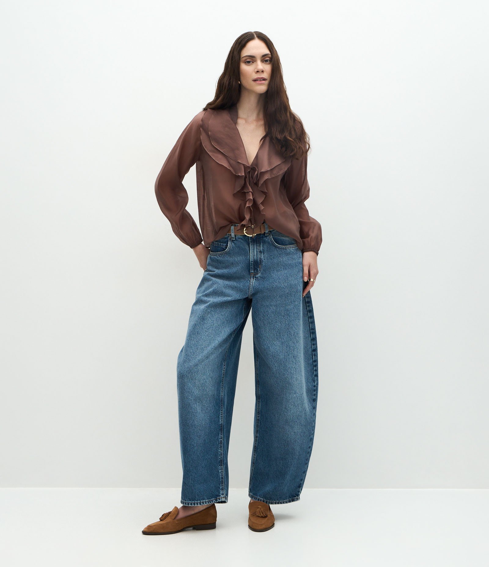 Blusa Ampla em Organza com Decote em V e Babados Marrom 2