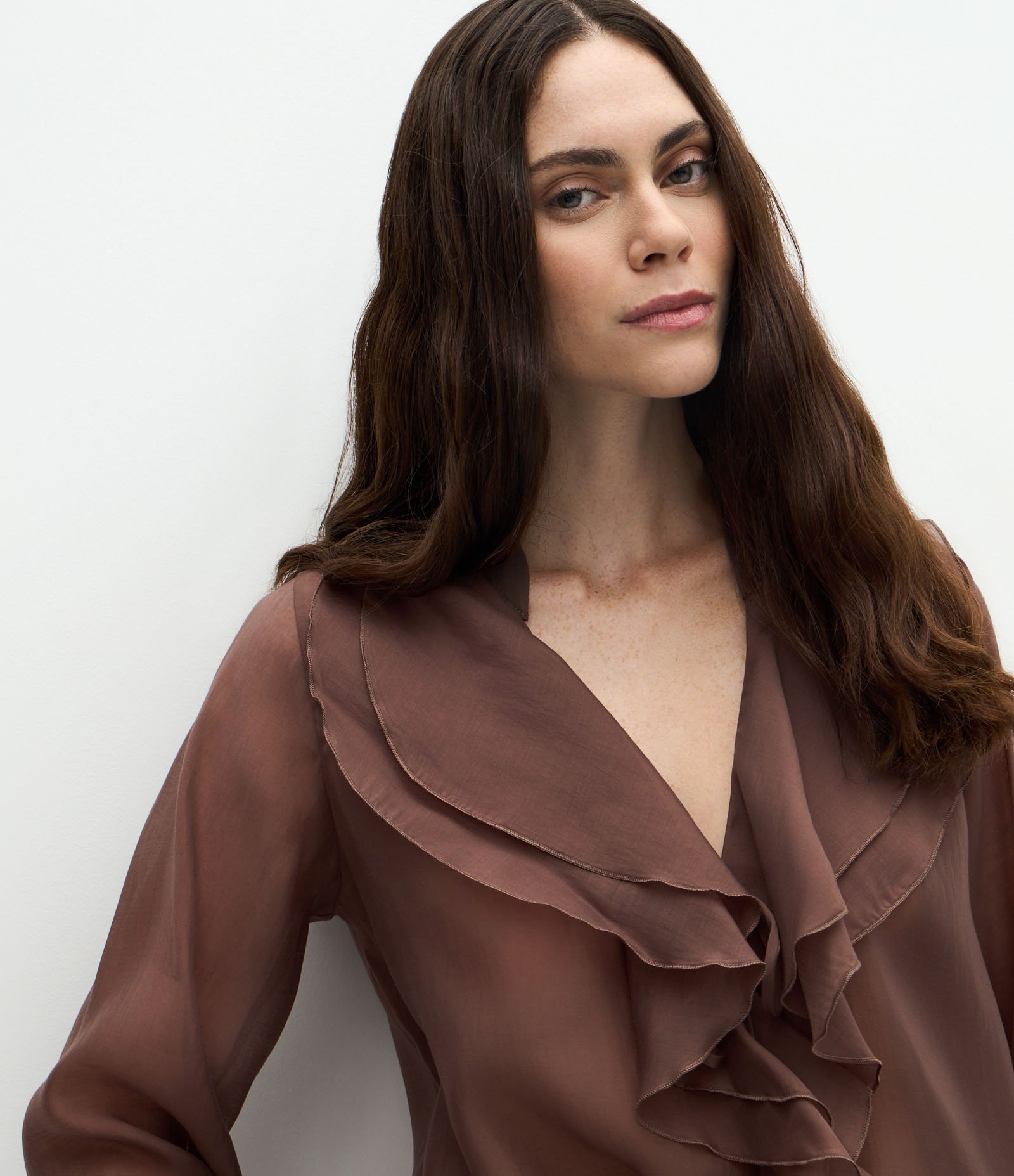 Blusa Ampla em Organza com Decote em V e Babados Marrom 3