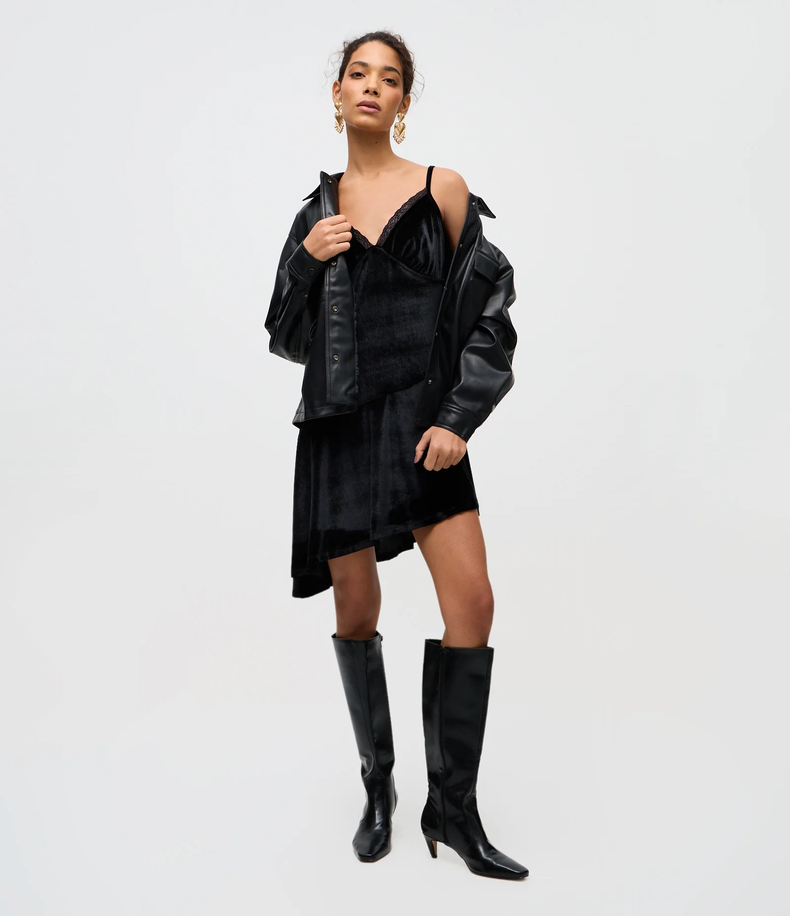 Vestido de Alcinha em Veludo com Decote Rendado e Barra Assimétrica Preto 2