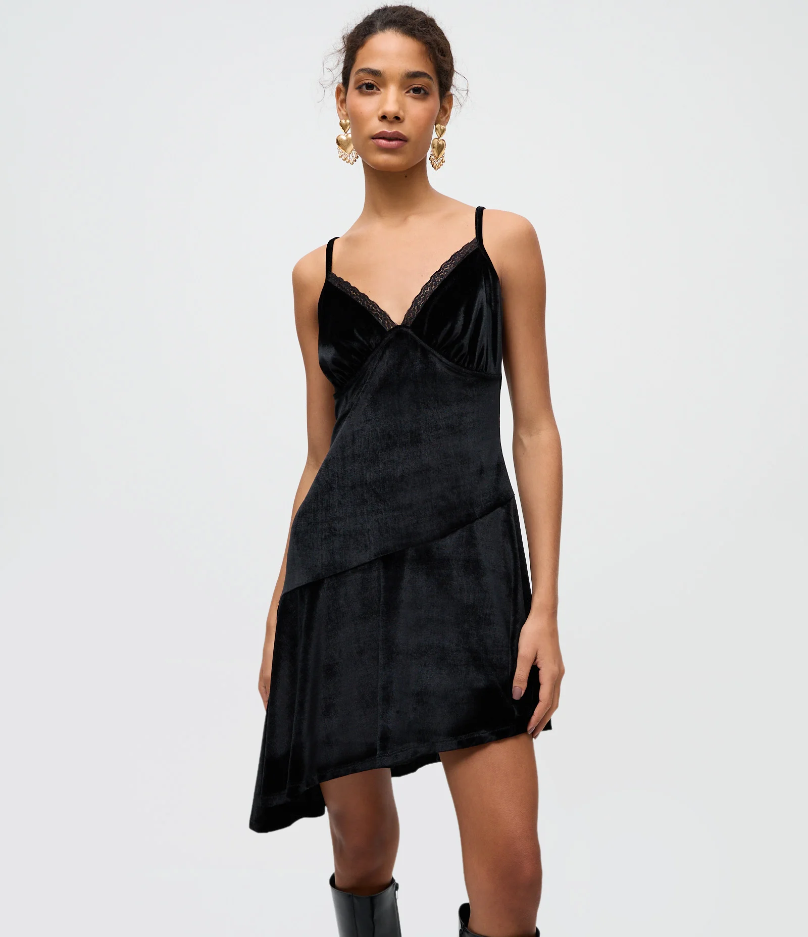 Vestido de Alcinha em Veludo com Decote Rendado e Barra Assimétrica Preto 3