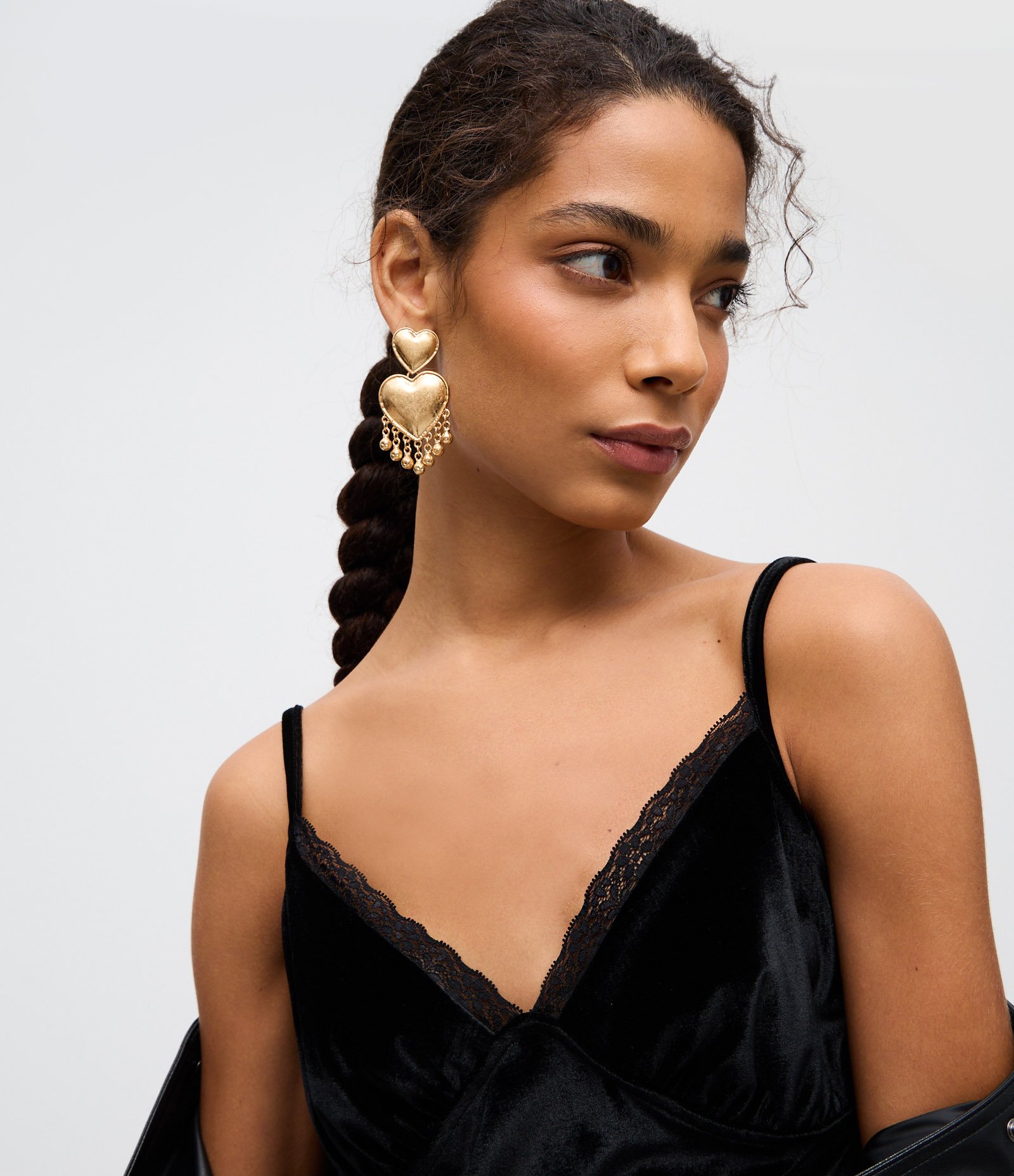 Vestido de Alcinha em Veludo com Decote Rendado e Barra Assimétrica Preto 4