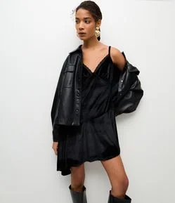 Vestido de Alcinha em Veludo com Decote Rendado e Barra Assimétrica