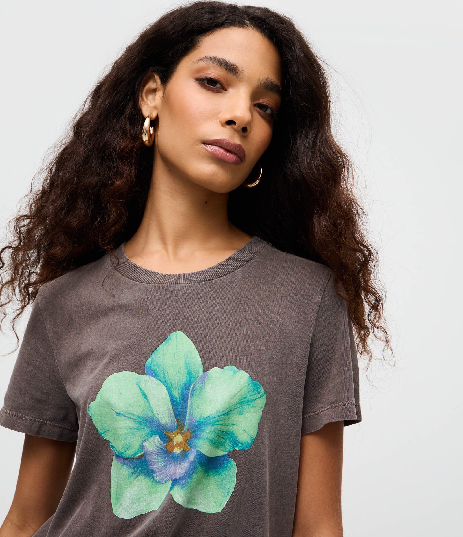 Camiseta Manga Curta em Algodão com Estampa Flor Cinza 1