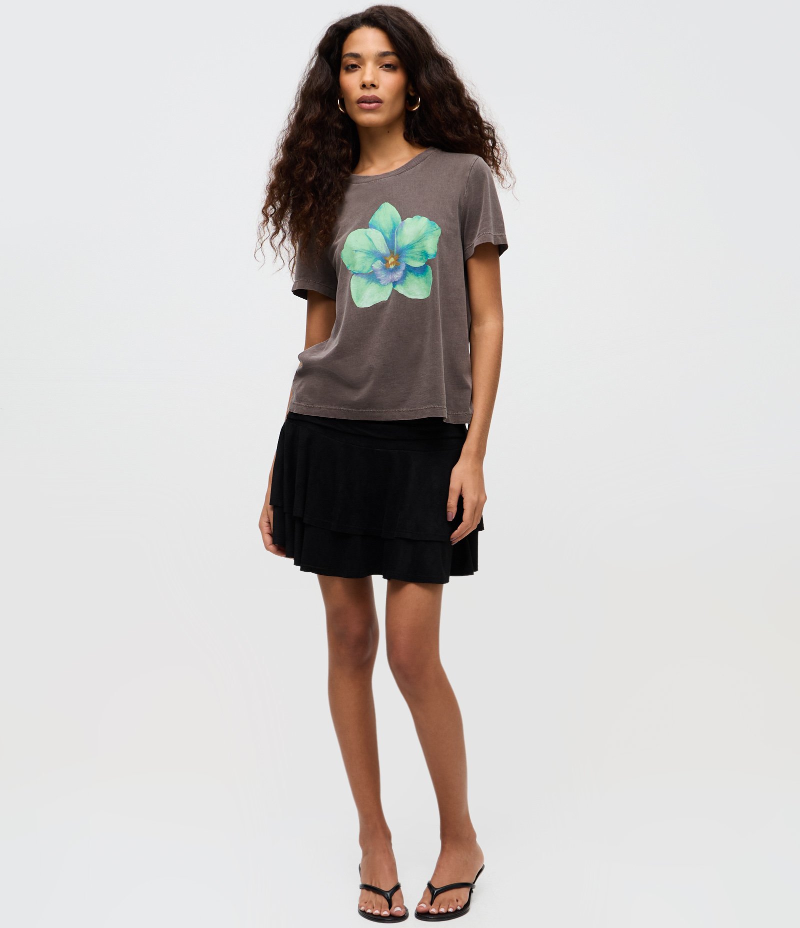 Camiseta Manga Curta em Algodão com Estampa Flor Cinza 2