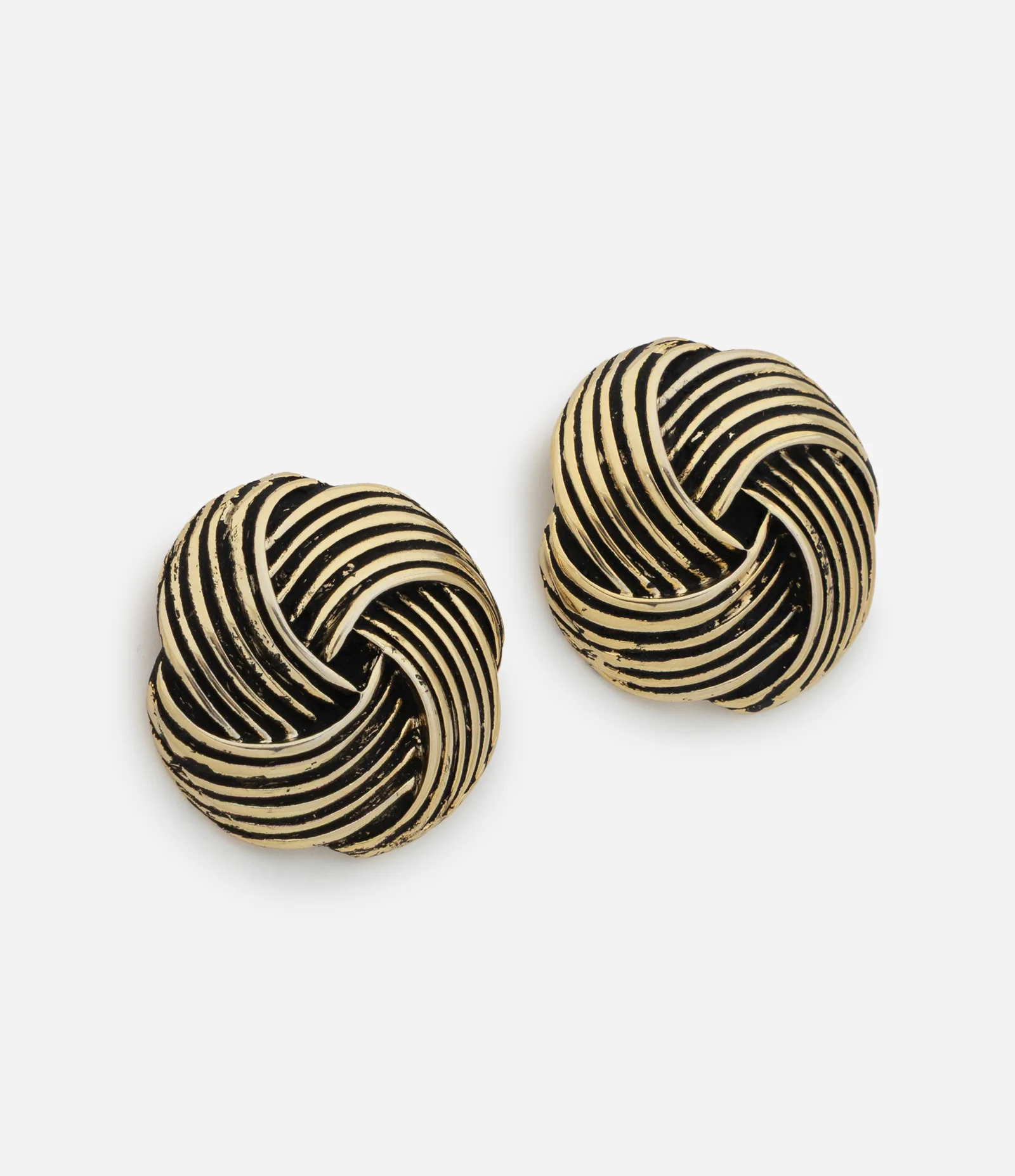 Brinco Botão em Metal com Design Entrelaçado Dourado 1