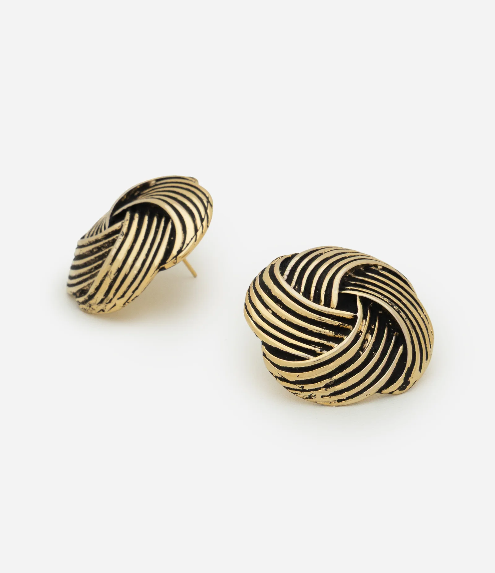 Brinco Botão em Metal com Design Entrelaçado Dourado 2