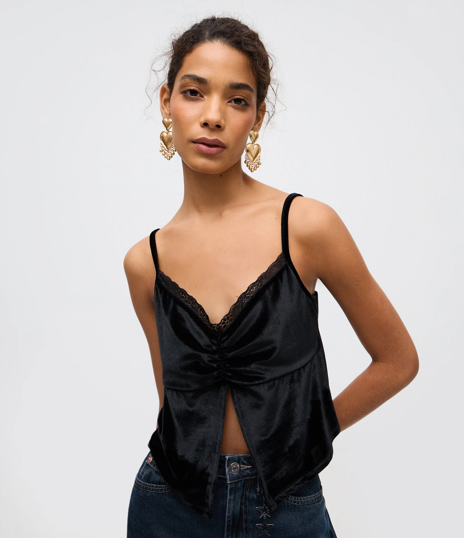 Blusa de Alcinha em Veludo com Abertura Frontal e Decote Rendado Preto 1