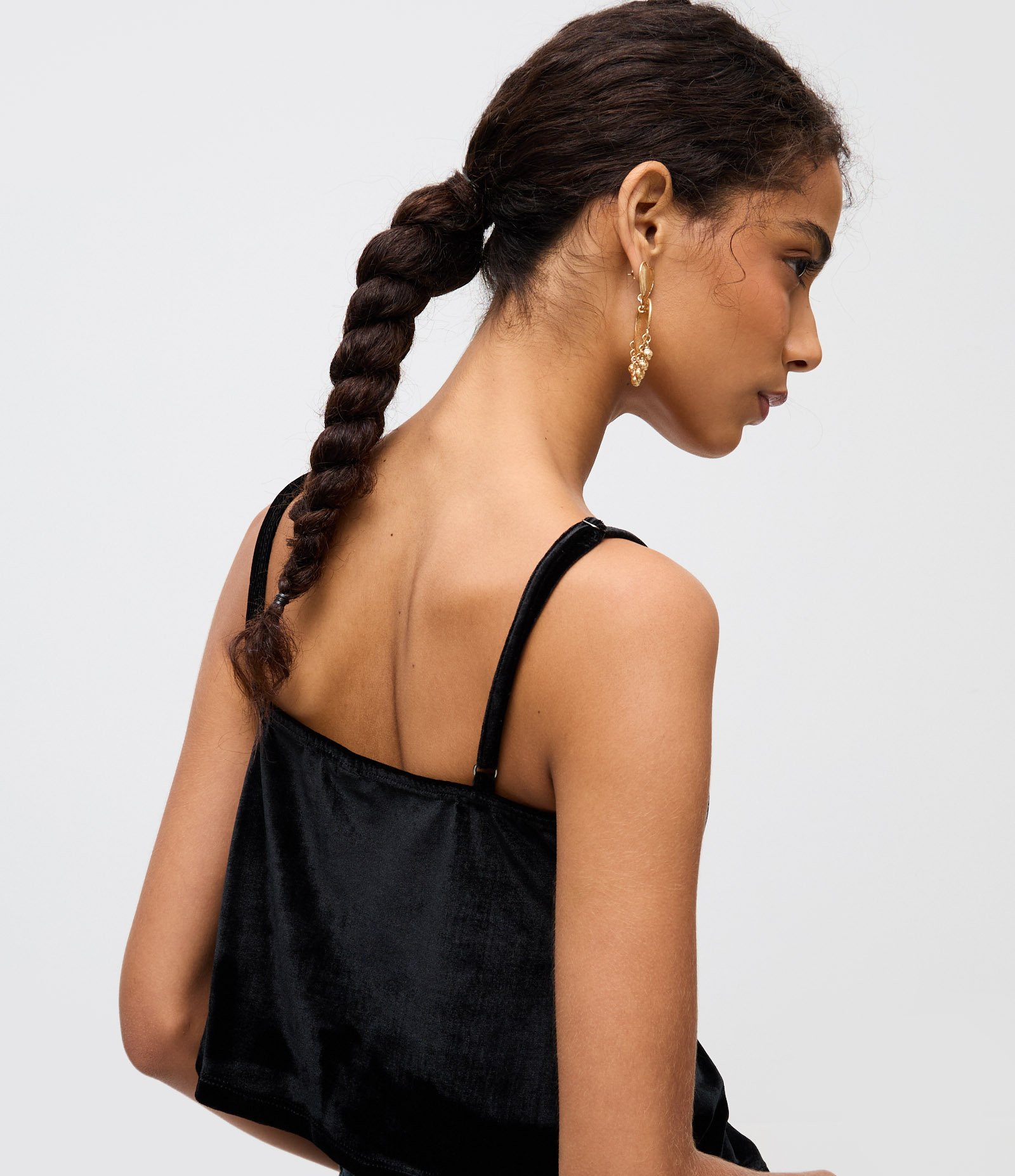 Blusa de Alcinha em Veludo com Abertura Frontal e Decote Rendado Preto 4