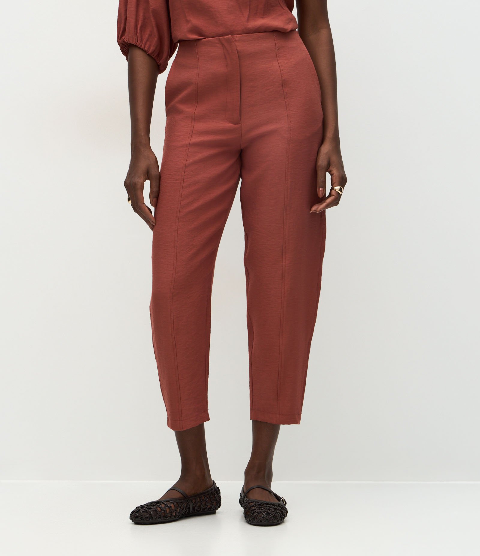 Calça Cenoura Alfaiatada com Costura Frontal Marrom 3