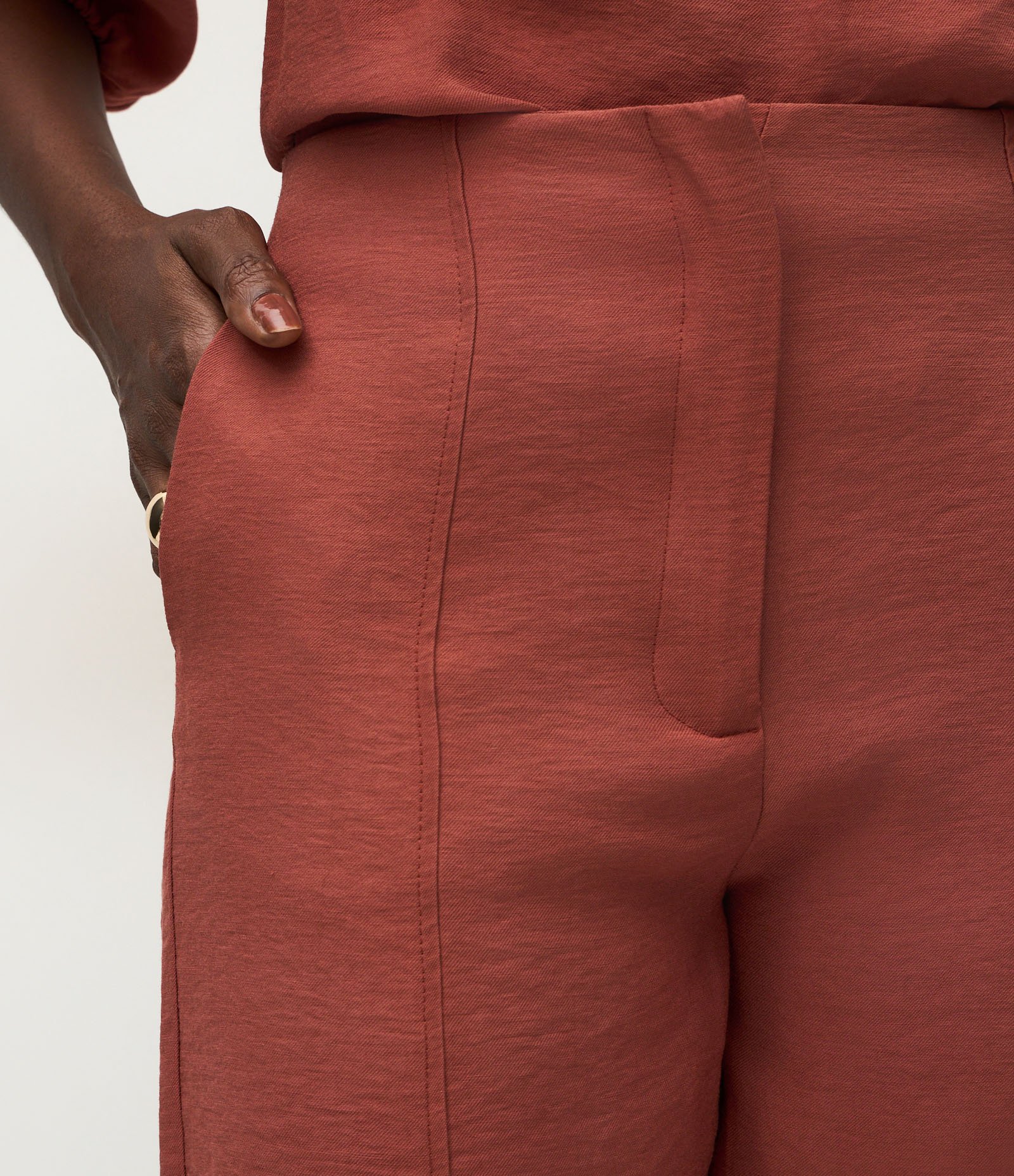 Calça Cenoura Alfaiatada com Costura Frontal Marrom 4